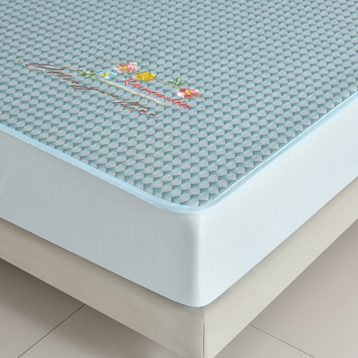 91家纺网 家纺一手货源 找家纺 梦之星 2026新款PE凉感豆豆凉席绣花三明治复合床笠款三件套 格韵-蓝-床笠款