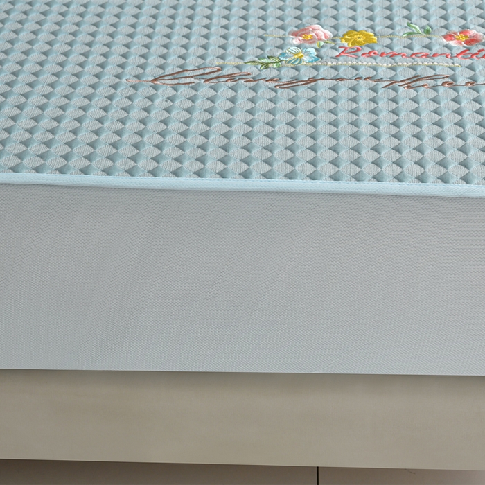 91家纺网 家纺一手货源 找家纺 梦之星 2026新款PE凉感豆豆凉席绣花三明治复合床笠款三件套 格韵-蓝-床笠款