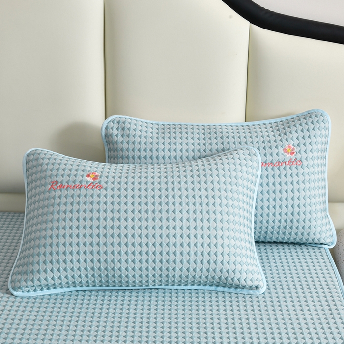 91家纺网 家纺一手货源 找家纺 梦之星 2026新款PE凉感豆豆凉席绣花三明治复合床笠款三件套 格韵-蓝-床笠款