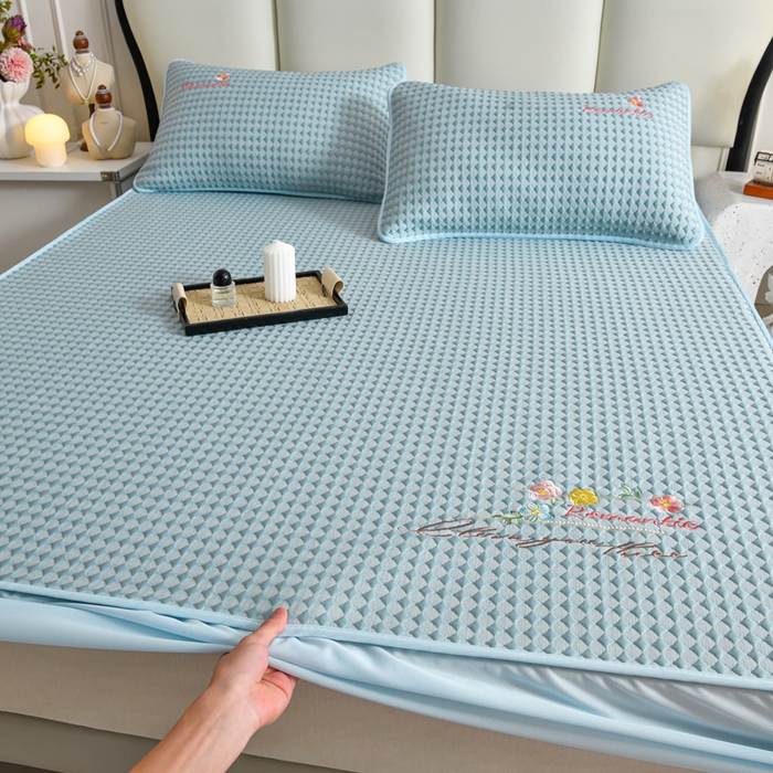 91家纺网 家纺一手货源 找家纺 梦之星 2026新款PE凉感豆豆凉席绣花三明治复合床笠款三件套 格韵-蓝-床笠款