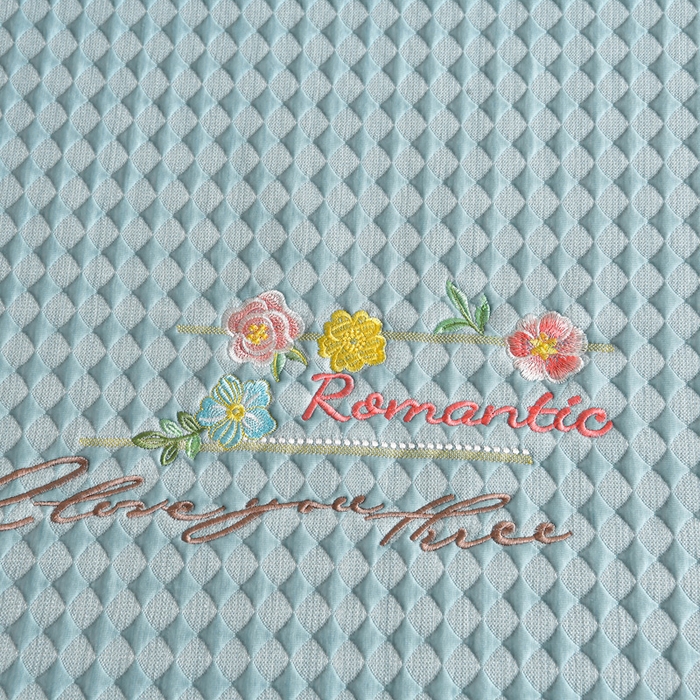 91家纺网 家纺一手货源 找家纺 梦之星 2026新款PE凉感豆豆凉席绣花三明治复合床笠款三件套 格韵-蓝-床笠款