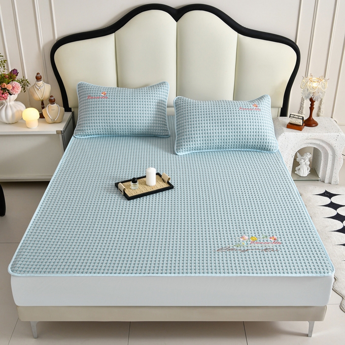 91家纺网 家纺一手货源 找家纺 梦之星 2026新款PE凉感豆豆凉席绣花三明治复合床笠款三件套 格韵-蓝-床笠款