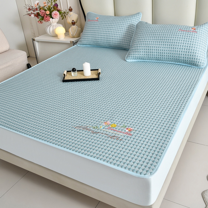 91家纺网 家纺一手货源 找家纺 梦之星 2026新款PE凉感豆豆凉席绣花三明治复合床笠款三件套 格韵-蓝-床笠款