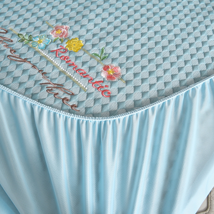 91家纺网 家纺一手货源 找家纺 梦之星 2026新款PE凉感豆豆凉席绣花三明治复合床笠款三件套 格韵-蓝-床笠款