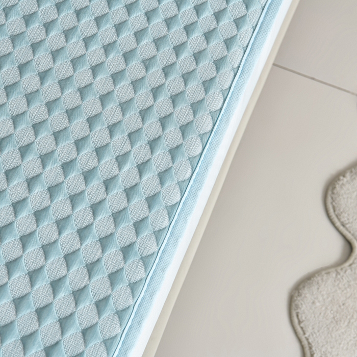 91家纺网 家纺一手货源 找家纺 梦之星 2026新款PE凉感豆豆凉席绣花三明治复合床笠款三件套 格韵-蓝-床笠款