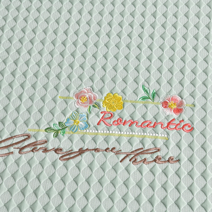 91家纺网 家纺一手货源 找家纺 梦之星 2026新款PE凉感豆豆凉席绣花三明治复合床笠款三件套 格韵-绿-床笠款