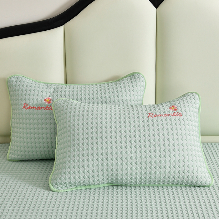 91家纺网 家纺一手货源 找家纺 梦之星 2026新款PE凉感豆豆凉席绣花三明治复合床笠款三件套 格韵-绿-床笠款