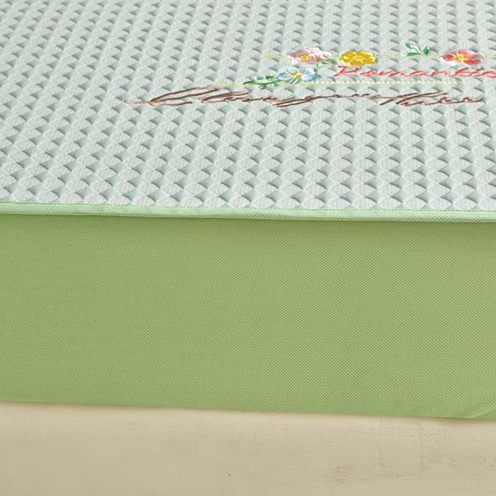 91家纺网 家纺一手货源 找家纺 梦之星 2026新款PE凉感豆豆凉席绣花三明治复合床笠款三件套 格韵-绿-床笠款