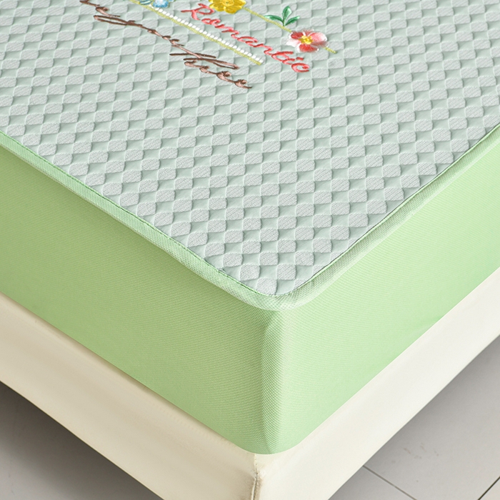 91家纺网 家纺一手货源 找家纺 梦之星 2026新款PE凉感豆豆凉席绣花三明治复合床笠款三件套 格韵-绿-床笠款