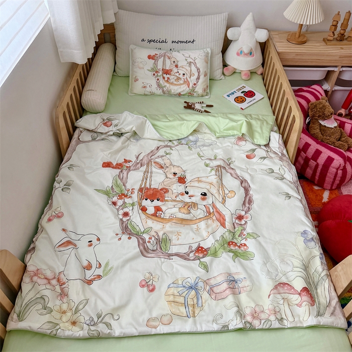 91家纺网 家纺一手货源 找家纺 （总）萌宝家纺 2026新款母婴风全棉60S贡缎大豆夏被幼儿园纯棉夏凉被三件套