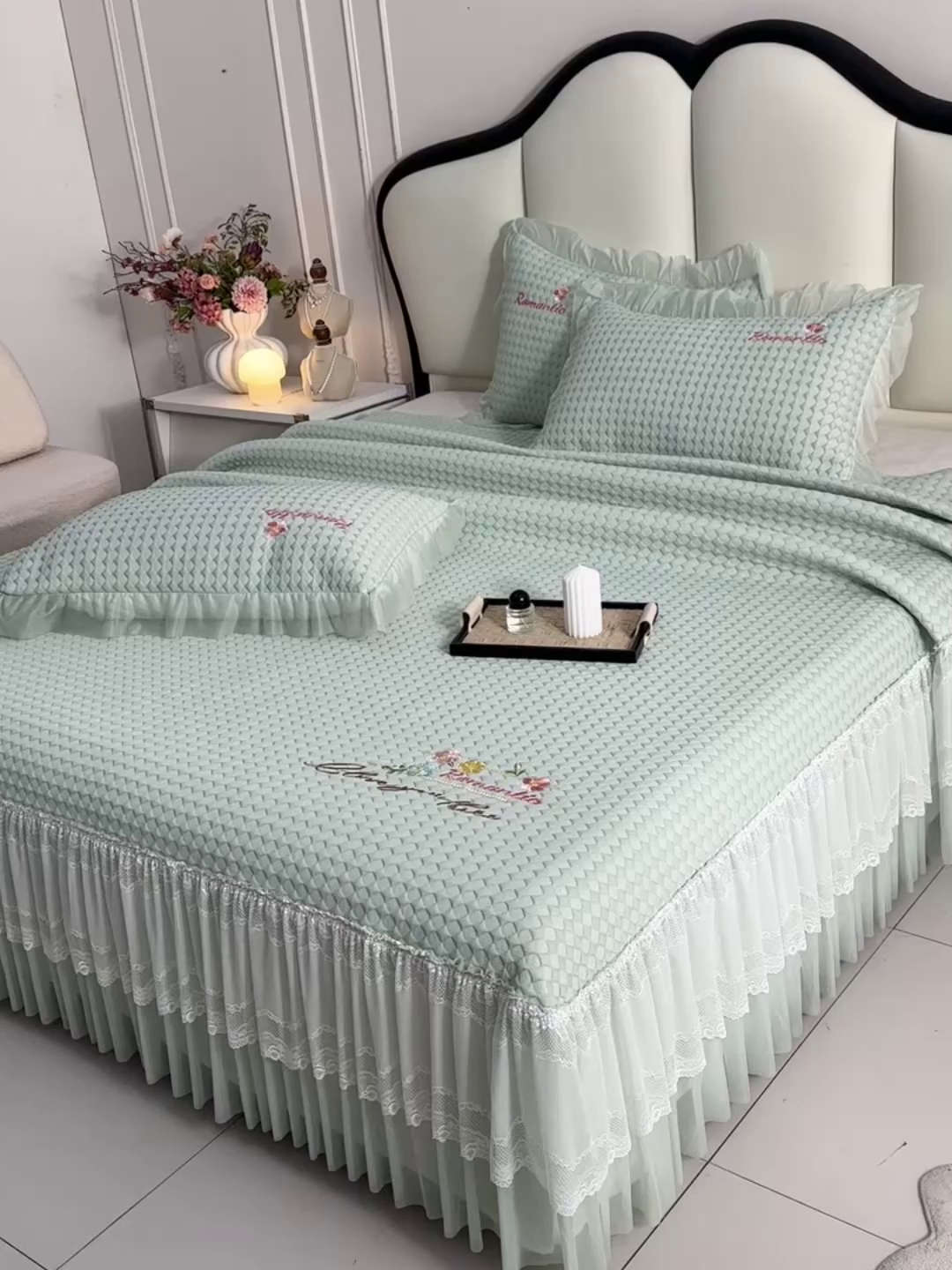 91家纺网 家纺一手货源 找家纺 （总）梦之星 2026新款PE凉感豆豆凉席绣花三明治复合床裙款氨纶凉感丝夏被三件套四件套