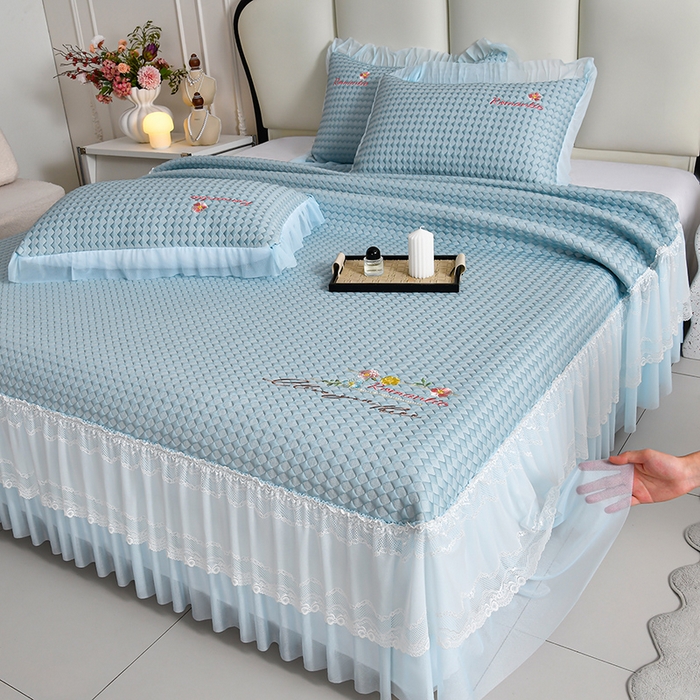 91家纺网 家纺一手货源 找家纺 （总）梦之星 2026新款PE凉感豆豆凉席绣花三明治复合床裙款氨纶凉感丝夏被三件套四件套