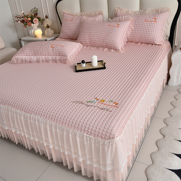 91家纺网 家纺一手货源 找家纺 梦之星 2026新款PE凉感豆豆凉席绣花三明治复合床裙款氨纶凉感丝夏被三件套四件套 格韵-粉-床裙款