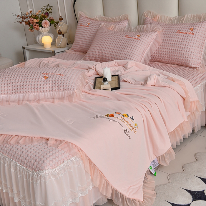 91家纺网 家纺一手货源 找家纺 梦之星 2026新款PE凉感豆豆凉席绣花三明治复合床裙款氨纶凉感丝夏被三件套四件套 格韵-粉-床裙款