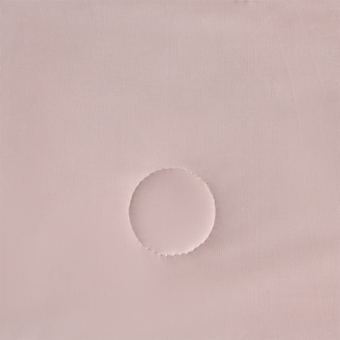 91家纺网 家纺一手货源 找家纺 梦之星 2026新款PE凉感豆豆凉席绣花三明治复合床裙款氨纶凉感丝夏被三件套四件套 格韵-粉-床裙款