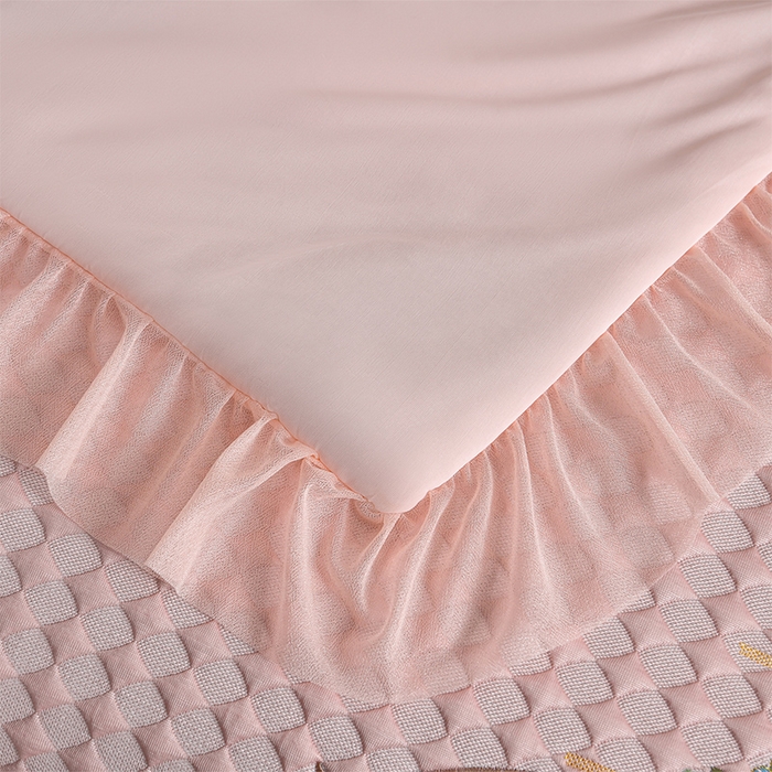 91家纺网 家纺一手货源 找家纺 梦之星 2026新款PE凉感豆豆凉席绣花三明治复合床裙款氨纶凉感丝夏被三件套四件套 格韵-粉-床裙款