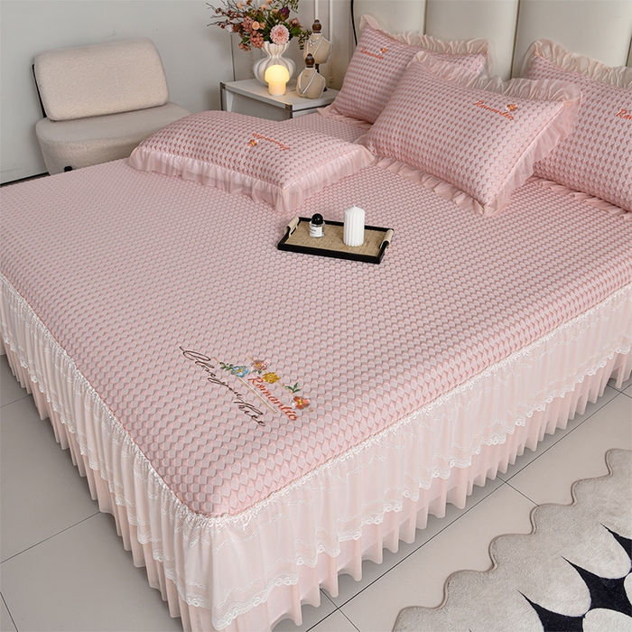 91家纺网 家纺一手货源 找家纺 梦之星 2026新款PE凉感豆豆凉席绣花三明治复合床裙款氨纶凉感丝夏被三件套四件套 格韵-粉-床裙款