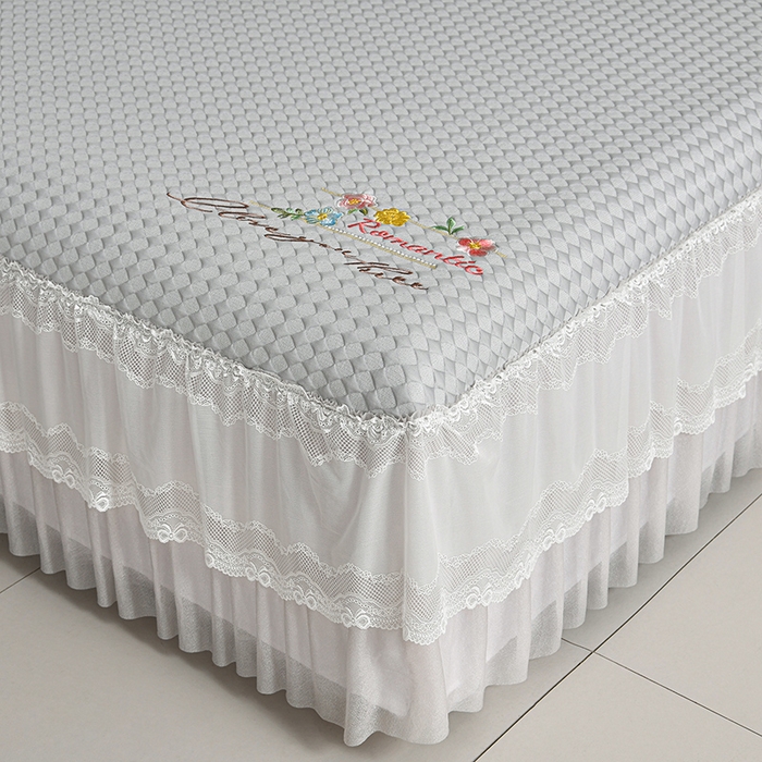 91家纺网 家纺一手货源 找家纺 梦之星 2026新款PE凉感豆豆凉席绣花三明治复合床裙款氨纶凉感丝夏被三件套四件套 格韵-灰-床裙款