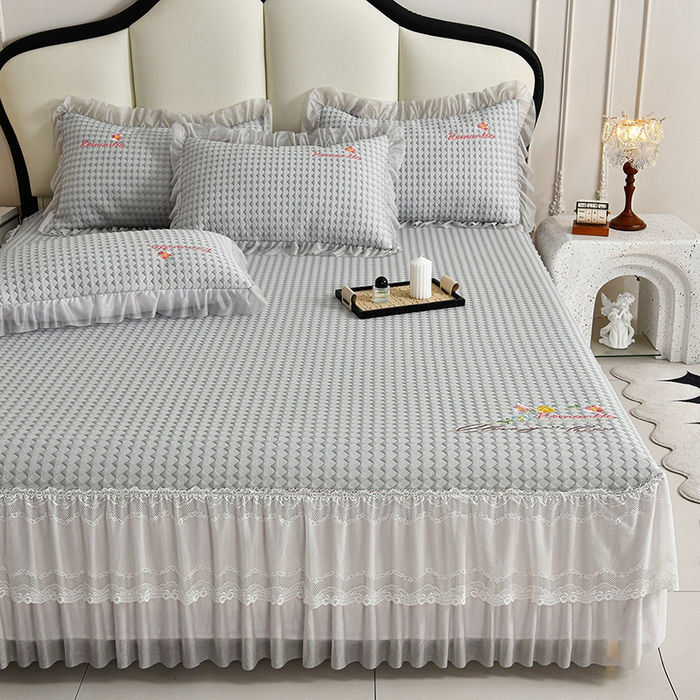 91家纺网 家纺一手货源 找家纺 梦之星 2026新款PE凉感豆豆凉席绣花三明治复合床裙款氨纶凉感丝夏被三件套四件套 格韵-灰-床裙款