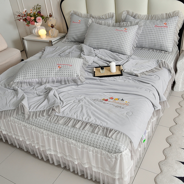 91家纺网 家纺一手货源 找家纺 梦之星 2026新款PE凉感豆豆凉席绣花三明治复合床裙款氨纶凉感丝夏被三件套四件套 格韵-灰-床裙款