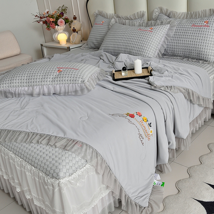 91家纺网 家纺一手货源 找家纺 梦之星 2026新款PE凉感豆豆凉席绣花三明治复合床裙款氨纶凉感丝夏被三件套四件套 格韵-灰-床裙款