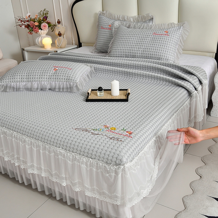 91家纺网 家纺一手货源 找家纺 梦之星 2026新款PE凉感豆豆凉席绣花三明治复合床裙款氨纶凉感丝夏被三件套四件套 格韵-灰-床裙款