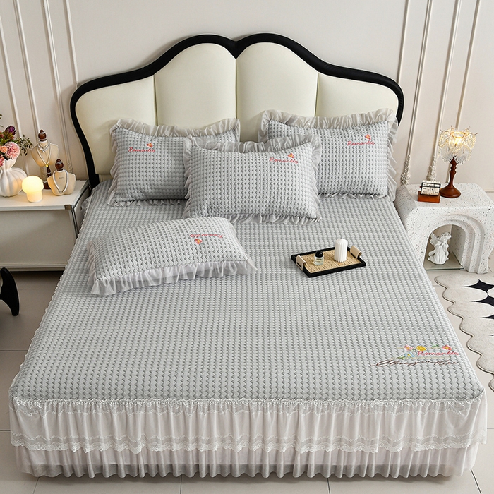 91家纺网 家纺一手货源 找家纺 梦之星 2026新款PE凉感豆豆凉席绣花三明治复合床裙款氨纶凉感丝夏被三件套四件套 格韵-灰-床裙款