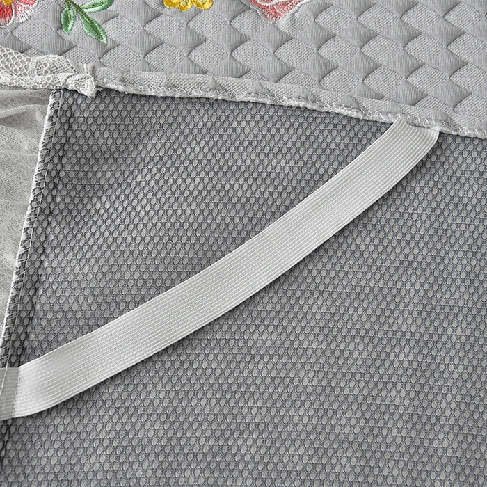 91家纺网 家纺一手货源 找家纺 梦之星 2026新款PE凉感豆豆凉席绣花三明治复合床裙款氨纶凉感丝夏被三件套四件套 格韵-灰-床裙款