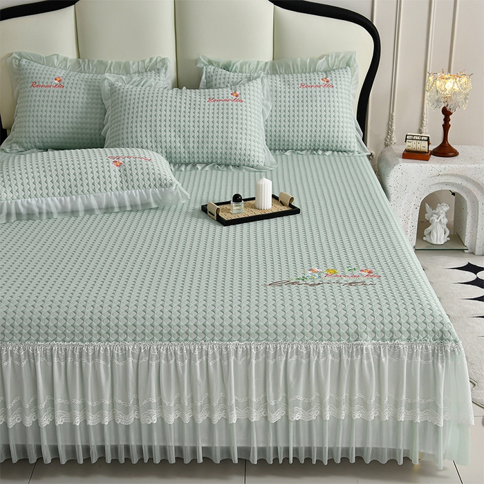 91家纺网 家纺一手货源 找家纺 梦之星 2026新款PE凉感豆豆凉席绣花三明治复合床裙款氨纶凉感丝夏被三件套四件套 格韵-绿-床裙款