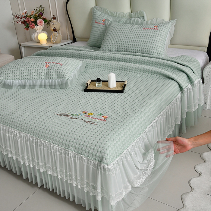 91家纺网 家纺一手货源 找家纺 梦之星 2026新款PE凉感豆豆凉席绣花三明治复合床裙款氨纶凉感丝夏被三件套四件套 格韵-绿-床裙款