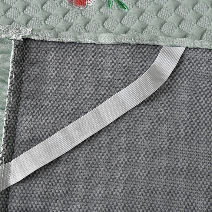 91家纺网 家纺一手货源 找家纺 梦之星 2026新款PE凉感豆豆凉席绣花三明治复合床裙款氨纶凉感丝夏被三件套四件套 格韵-绿-床裙款