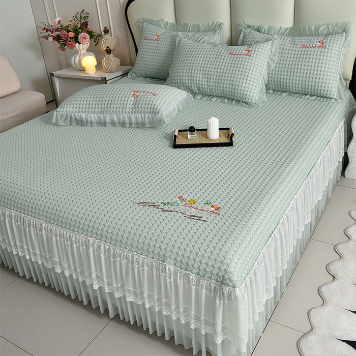 91家纺网 家纺一手货源 找家纺 梦之星 2026新款PE凉感豆豆凉席绣花三明治复合床裙款氨纶凉感丝夏被三件套四件套 格韵-绿-床裙款