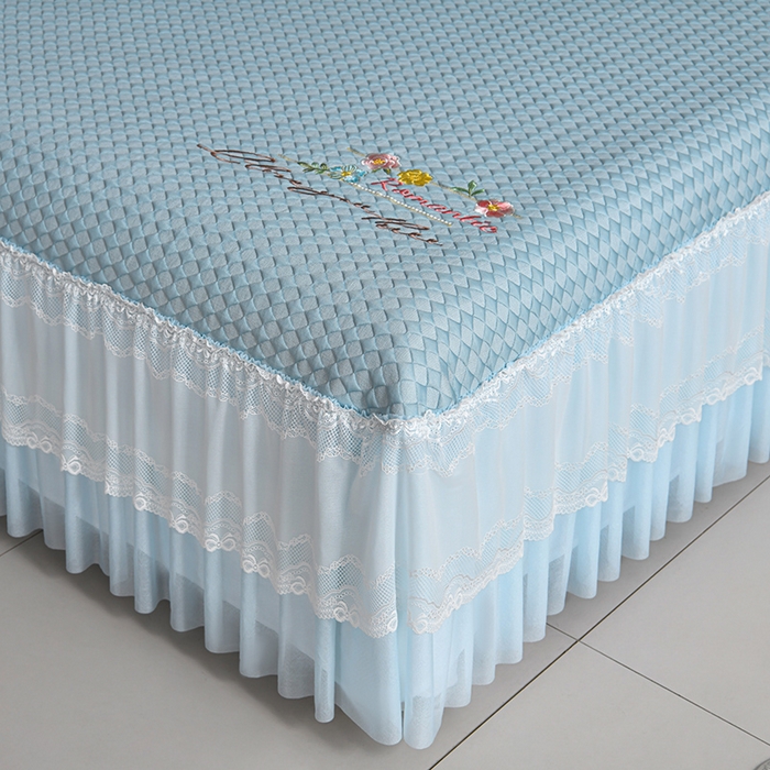 91家纺网 家纺一手货源 找家纺 梦之星 2026新款PE凉感豆豆凉席绣花三明治复合床裙款氨纶凉感丝夏被三件套四件套 格韵-蓝-床裙款