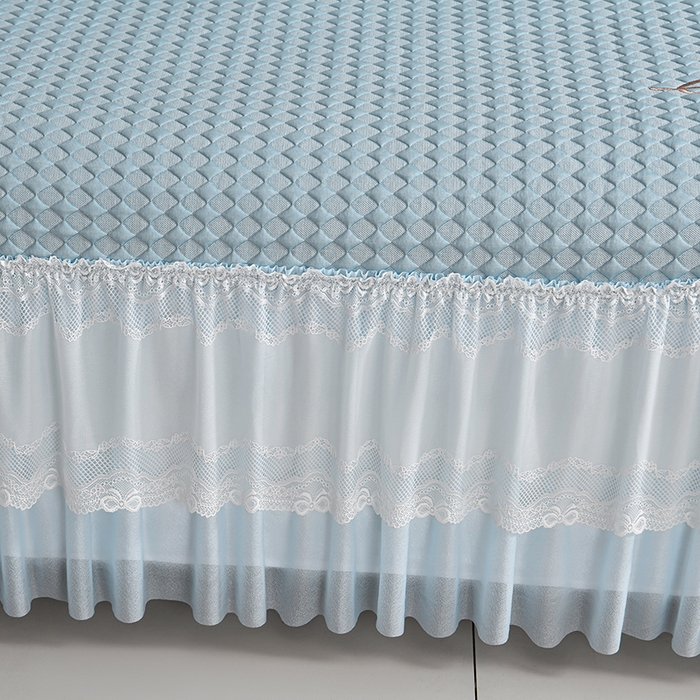 91家纺网 家纺一手货源 找家纺 梦之星 2026新款PE凉感豆豆凉席绣花三明治复合床裙款氨纶凉感丝夏被三件套四件套 格韵-蓝-床裙款