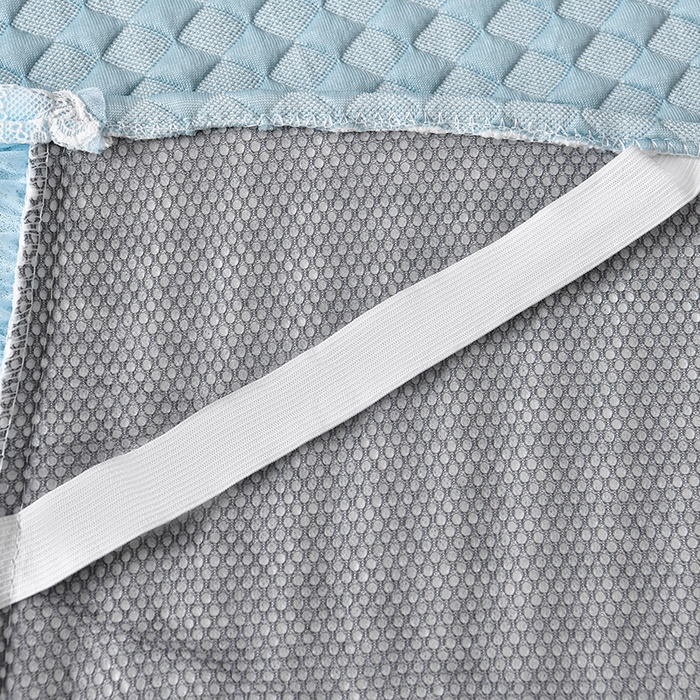 91家纺网 家纺一手货源 找家纺 梦之星 2026新款PE凉感豆豆凉席绣花三明治复合床裙款氨纶凉感丝夏被三件套四件套 格韵-蓝-床裙款