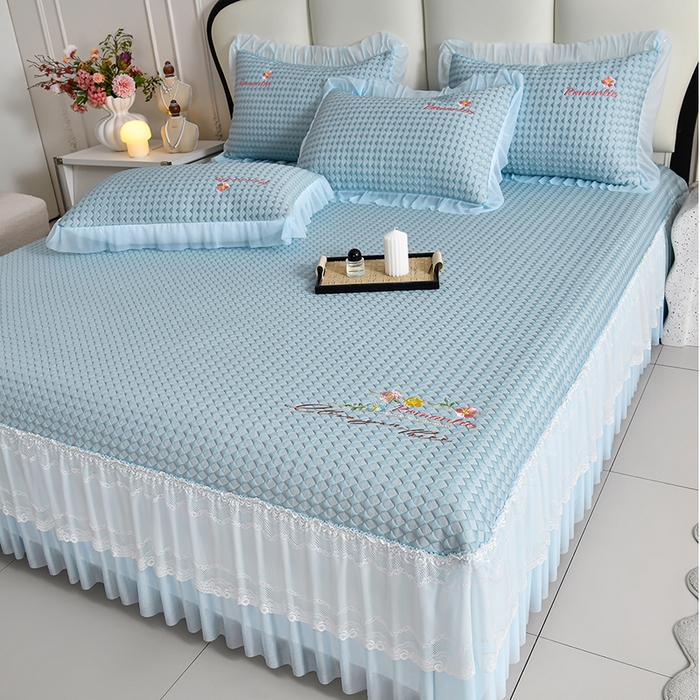 91家纺网 家纺一手货源 找家纺 梦之星 2026新款PE凉感豆豆凉席绣花三明治复合床裙款氨纶凉感丝夏被三件套四件套 格韵-蓝-床裙款