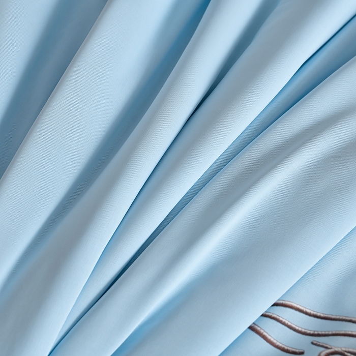 91家纺网 家纺一手货源 找家纺 梦之星 2026新款PE凉感豆豆凉席绣花三明治复合床裙款氨纶凉感丝夏被三件套四件套 格韵-蓝-床裙款