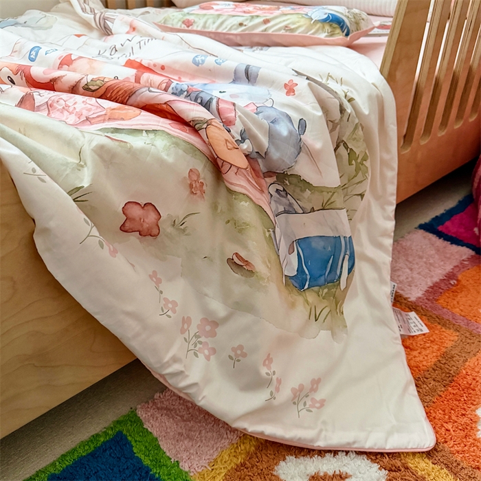 91家纺网 家纺一手货源 找家纺 （总）萌宝家纺 2026新款母婴风全棉60S贡缎大豆夏被幼儿园纯棉夏凉被三件套