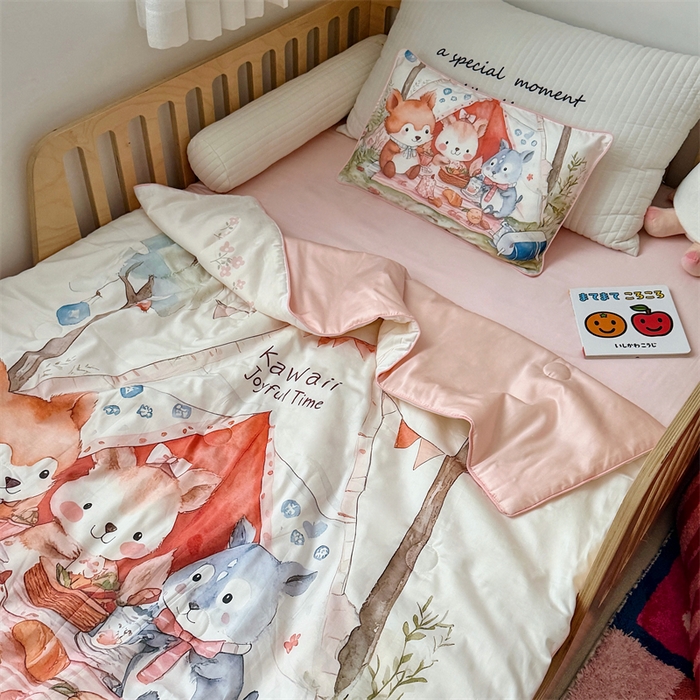 91家纺网 家纺一手货源 找家纺 （总）萌宝家纺 2026新款母婴风全棉60S贡缎大豆夏被幼儿园纯棉夏凉被三件套