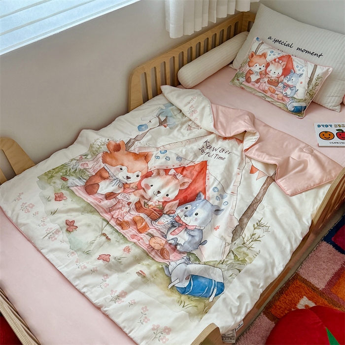91家纺网 家纺一手货源 找家纺 （总）萌宝家纺 2026新款母婴风全棉60S贡缎大豆夏被幼儿园纯棉夏凉被三件套