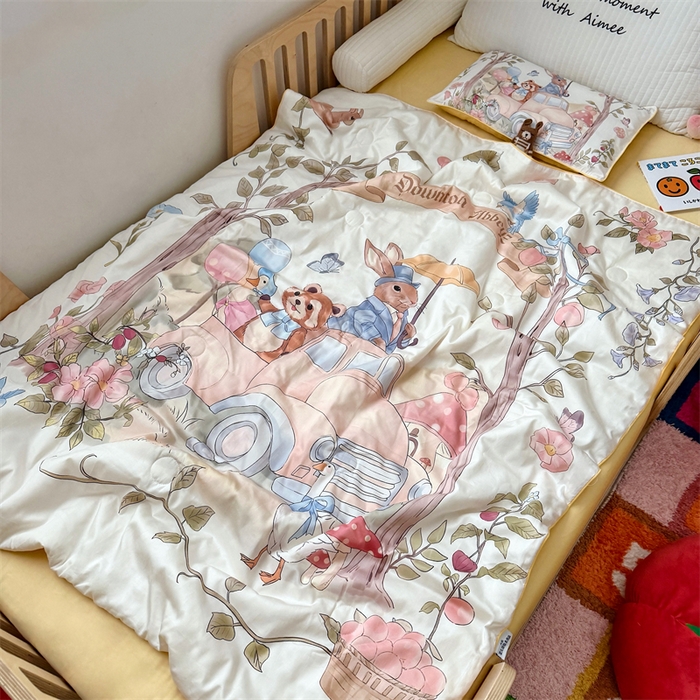 91家纺网 家纺一手货源 找家纺 萌宝家纺 2026新款母婴风全棉60S贡缎大豆夏被幼儿园纯棉夏凉被三件套 汽车旅行