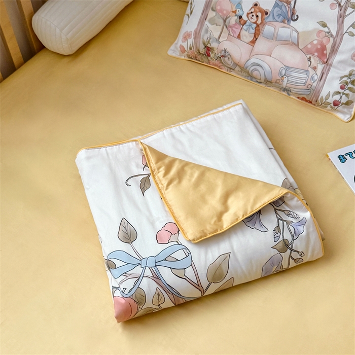 91家纺网 家纺一手货源 找家纺 萌宝家纺 2026新款母婴风全棉60S贡缎大豆夏被幼儿园纯棉夏凉被三件套 汽车旅行