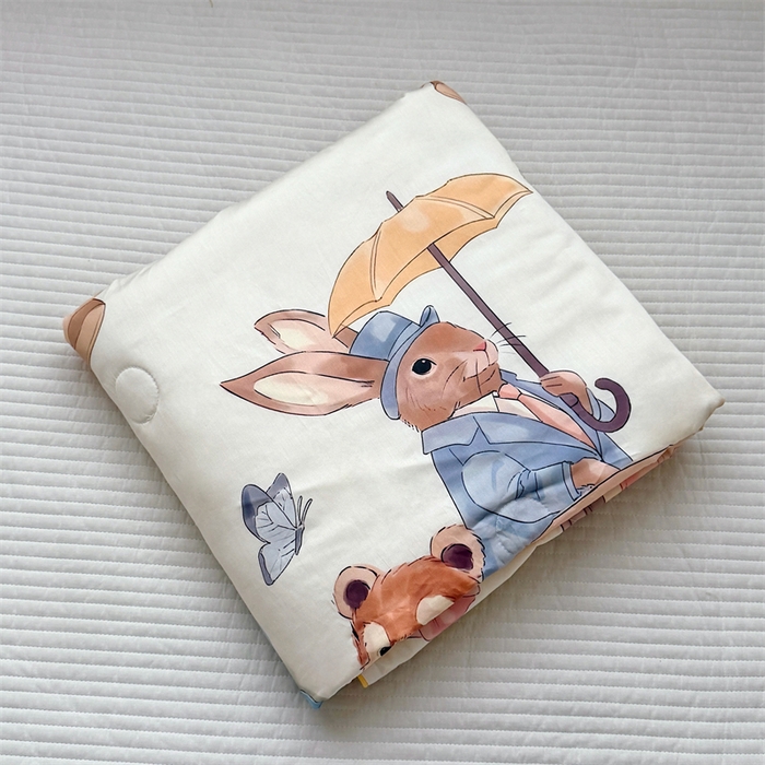 91家纺网 家纺一手货源 找家纺 萌宝家纺 2026新款母婴风全棉60S贡缎大豆夏被幼儿园纯棉夏凉被三件套 汽车旅行