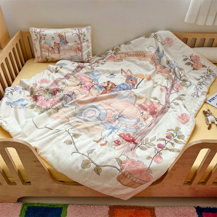 91家纺网 家纺一手货源 找家纺 萌宝家纺 2026新款母婴风全棉60S贡缎大豆夏被幼儿园纯棉夏凉被三件套 汽车旅行