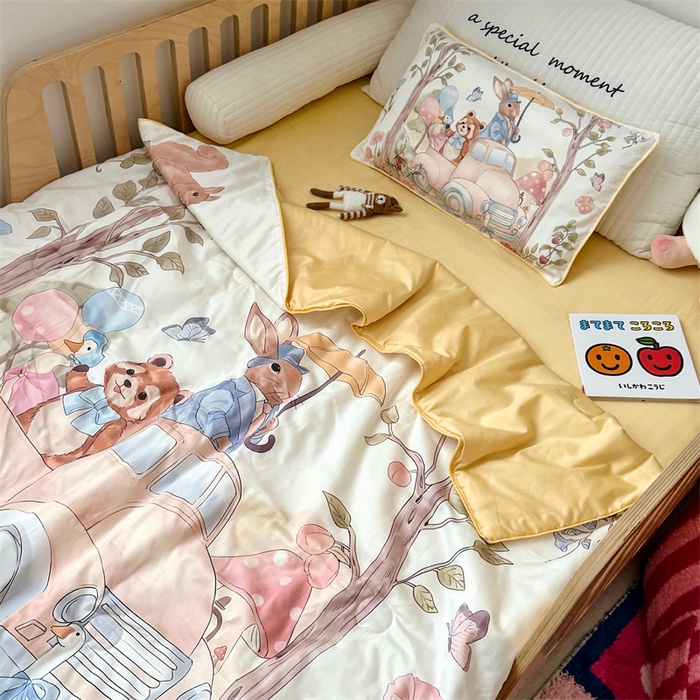 91家纺网 家纺一手货源 找家纺 萌宝家纺 2026新款母婴风全棉60S贡缎大豆夏被幼儿园纯棉夏凉被三件套 汽车旅行