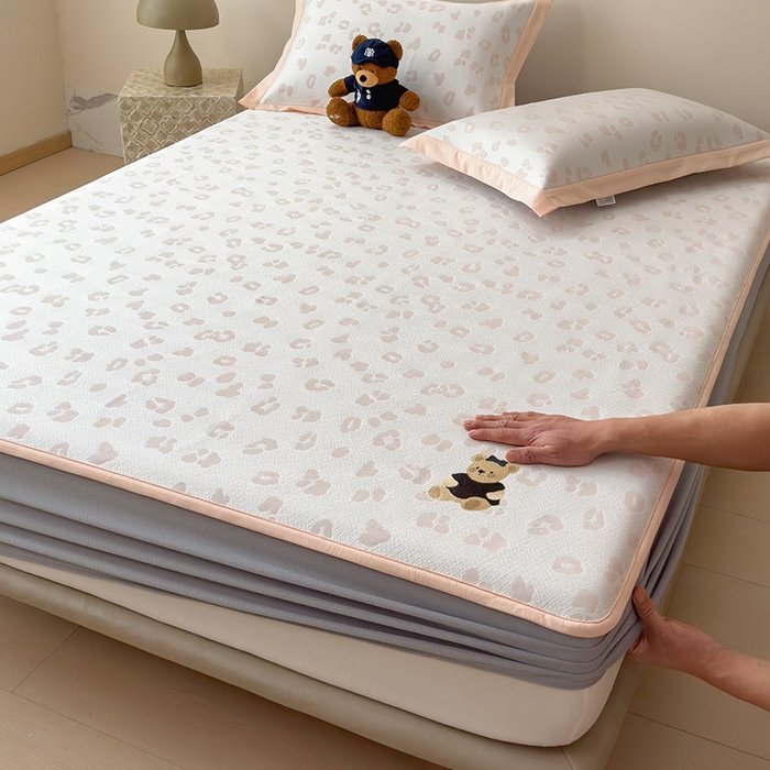 91家纺网 家纺一手货源 找家纺 （总）宜派家纺 2026新款A类母婴级ins清新冰豆豆小熊刺绣凉感值过0.21夏季冰丝席凉席夏天