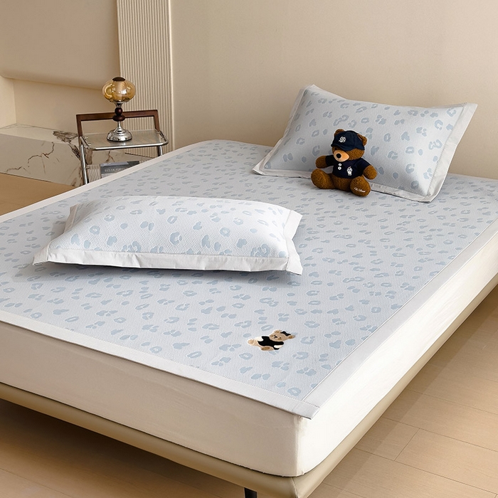 91家纺网 家纺一手货源 找家纺 宜派家纺 2026新款A类母婴级ins清新冰豆豆小熊刺绣凉感值过0.21夏季冰丝席凉席夏天 小熊豹豹-蓝-床席