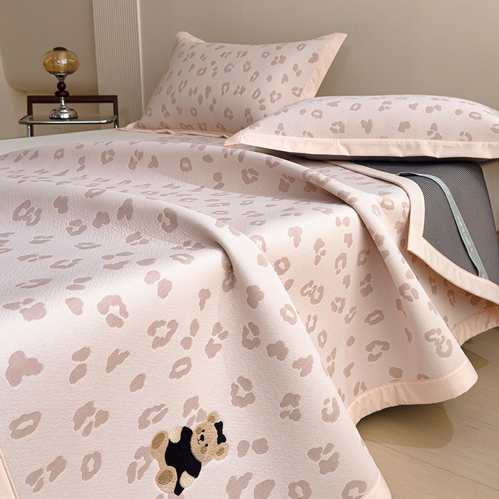 91家纺网 家纺一手货源 找家纺 宜派家纺 2026新款A类母婴级ins清新冰豆豆小熊刺绣凉感值过0.21夏季冰丝席凉席夏天 小熊豹豹-粉-床席