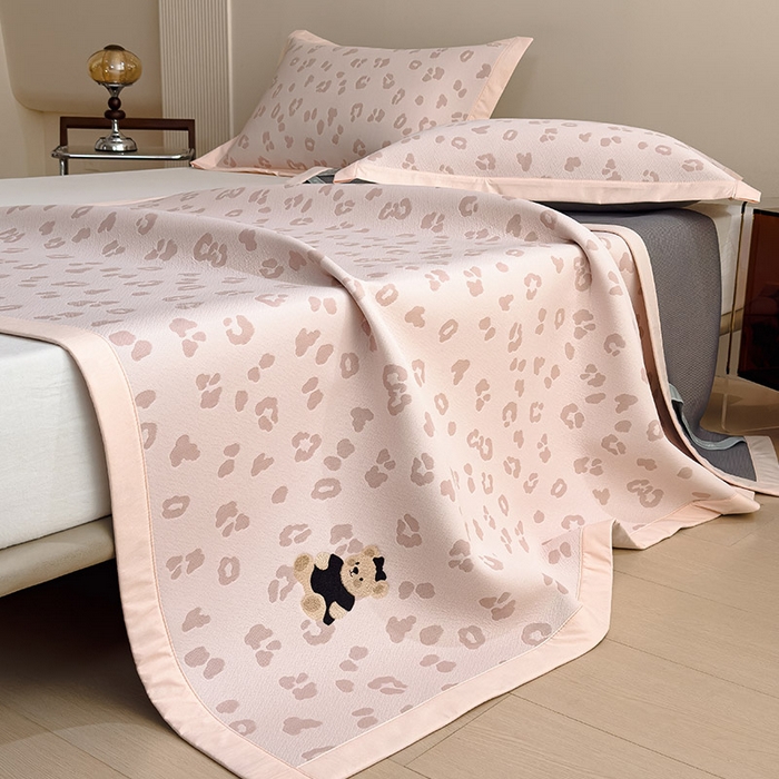 91家纺网 家纺一手货源 找家纺 宜派家纺 2026新款A类母婴级ins清新冰豆豆小熊刺绣凉感值过0.21夏季冰丝席凉席夏天 小熊豹豹-粉-床席