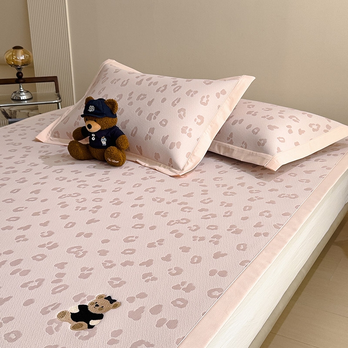 91家纺网 家纺一手货源 找家纺 宜派家纺 2026新款A类母婴级ins清新冰豆豆小熊刺绣凉感值过0.21夏季冰丝席凉席夏天 小熊豹豹-粉-床席